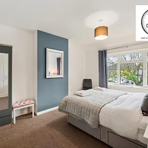 Apartment Large 3 Bedroom House With Parking & Garden By Cherry Short Let's & Services Accomodation