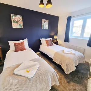  Holiday home Stylish 3 Bedrooms & 2 Bathrooms House, Free Parking On Premises!