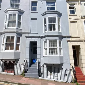 centrally-located-comfortable-apartment-near-station.brighton-hotels-england.com/